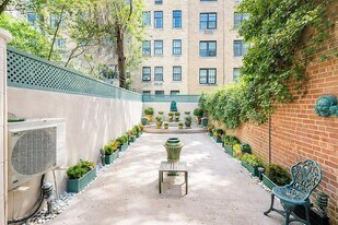 163 E 71st St, Unit 1C in New York, NY - Building Photo