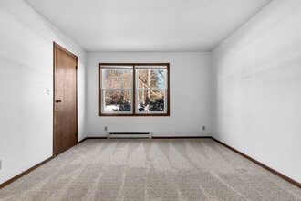 Woodfield Circle Apartments in Wausau, WI - Foto de edificio - Building Photo