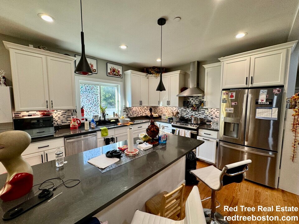 24 Grovenor Rd in Boston, MA - Building Photo