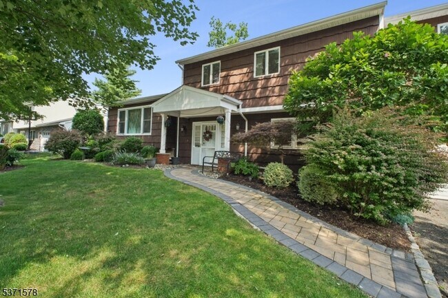 5 Trombley Dr in Livingston, NJ - Building Photo - Building Photo