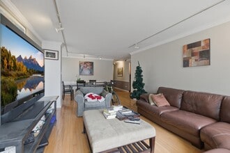 247 E Chestnut St, Unit # 01003 in Chicago, IL - Foto de edificio - Building Photo