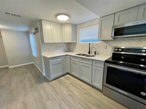 8215 N Brooks St in Tampa, FL - Building Photo - Building Photo