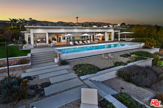 24683 Pacific Coast Hwy in Malibu, CA - Building Photo - Building Photo