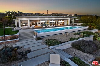 24683 Pacific Coast Hwy in Malibu, CA - Building Photo - Building Photo