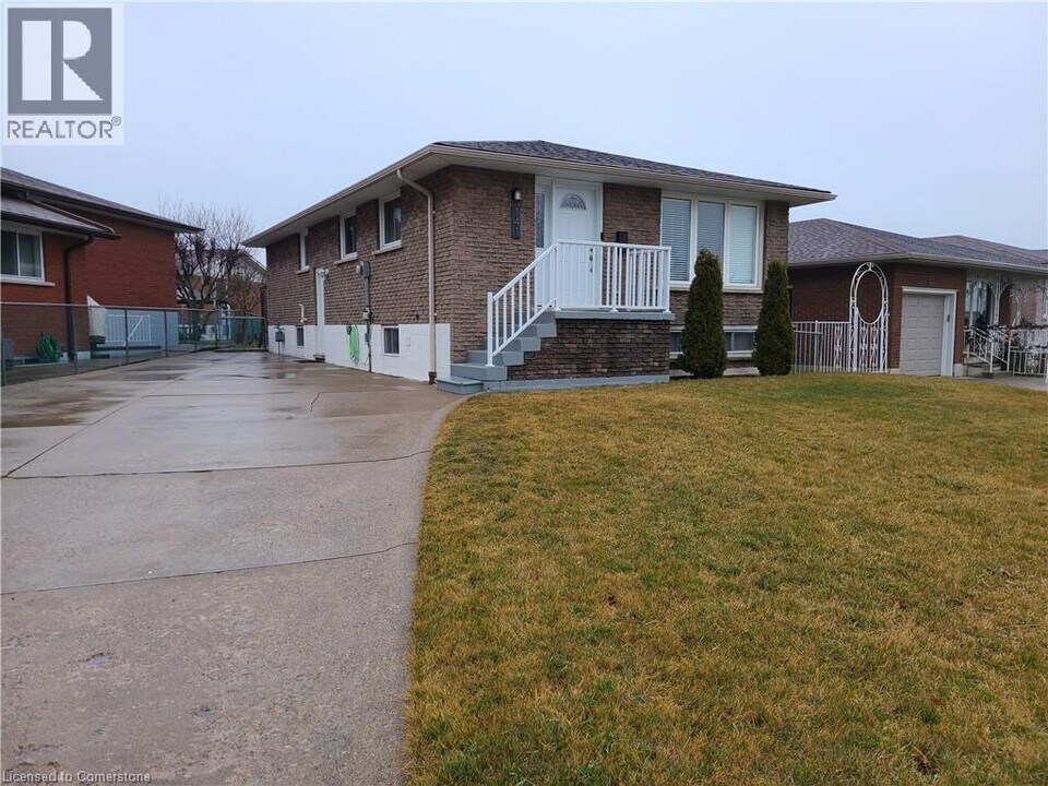 141 Marcella Crescent in Hamilton, ON - Building Photo