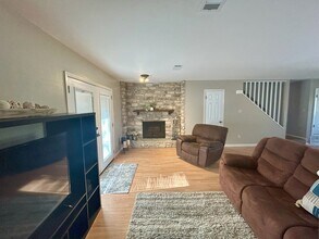 300 Lucy Ln in Horseshoe Bay, TX - Foto de edificio - Building Photo