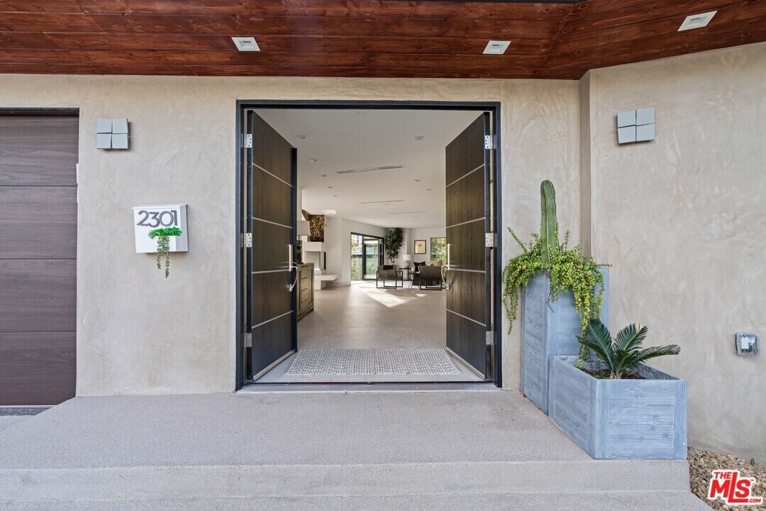 2301 Donella Cir in Los Angeles, CA - Building Photo