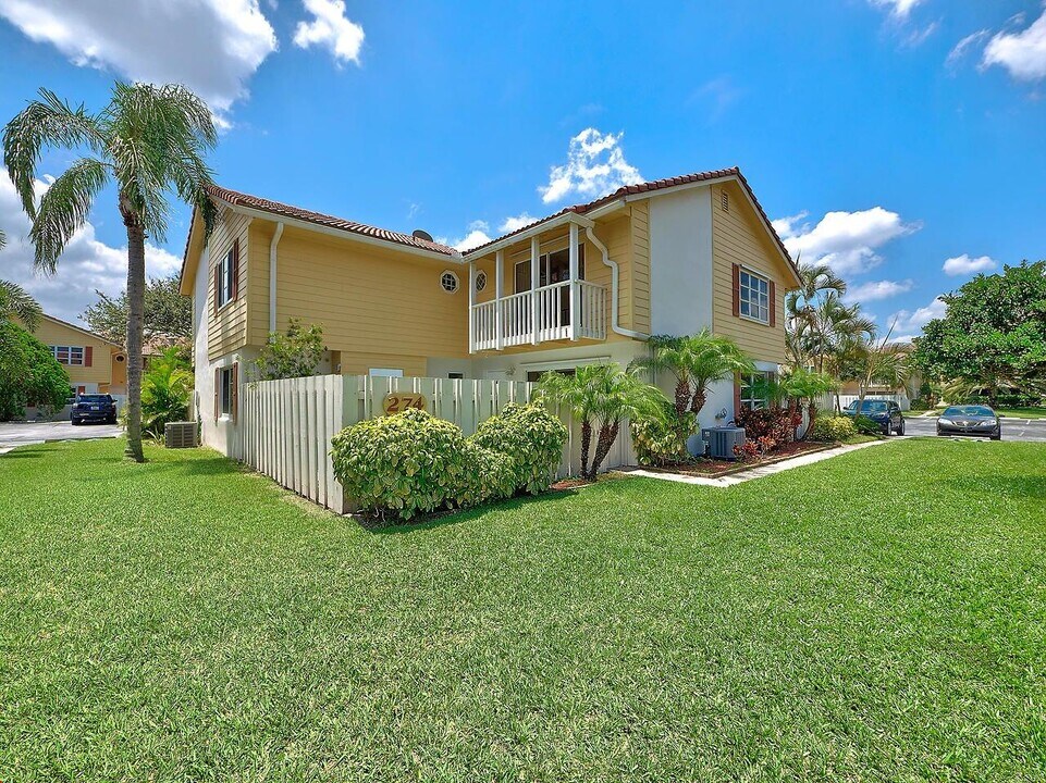 274 Seabreeze Cir in Jupiter, FL - Building Photo