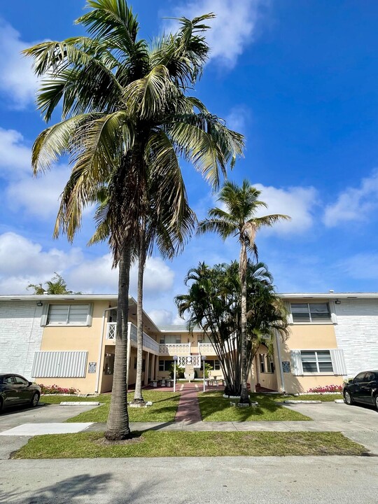 1643 Wiley St in Hollywood, FL - Building Photo