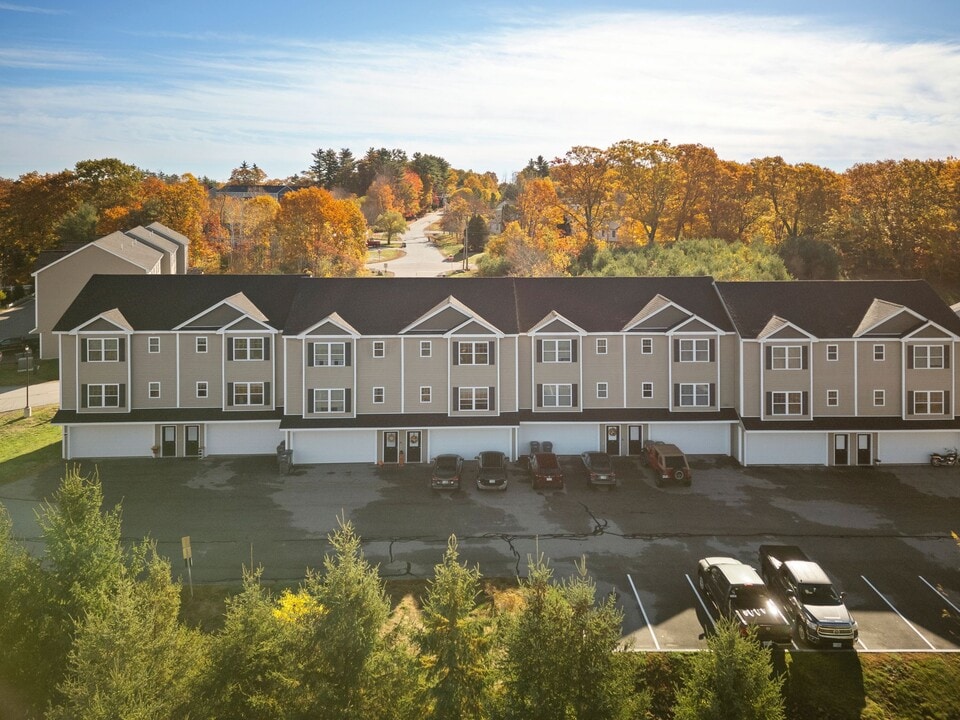 Half Peak Place in Rochester, NH - Building Photo