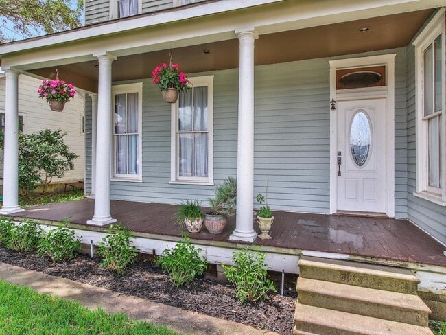 509 E Luhn St in Bellville, TX - Foto de edificio - Building Photo
