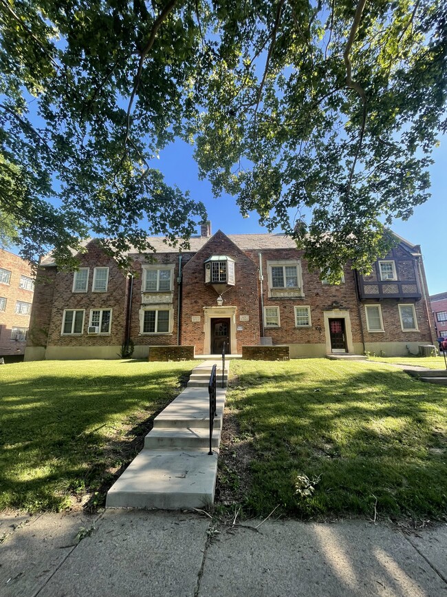 Chateau De Ville in Columbus, OH - Building Photo - Building Photo