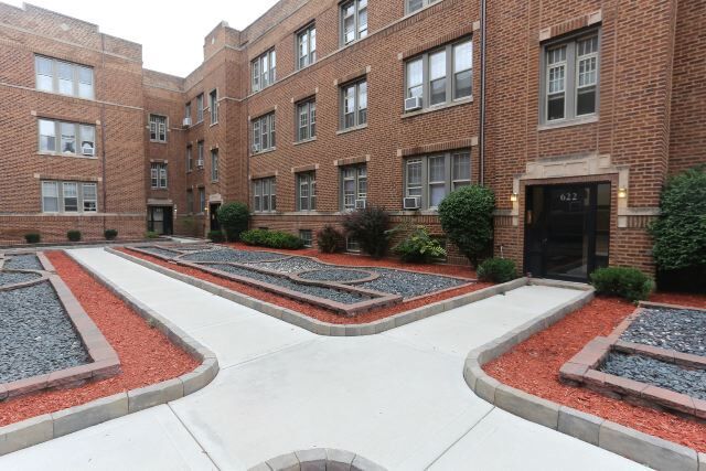 645 W Barry Ave, Unit J00P in Chicago, IL - Building Photo - Building Photo