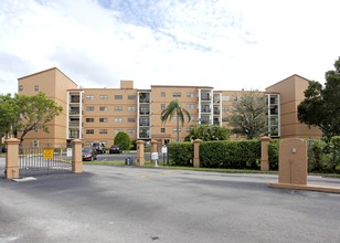 The Tennis Club II in Fort Lauderdale, FL - Building Photo - Building Photo