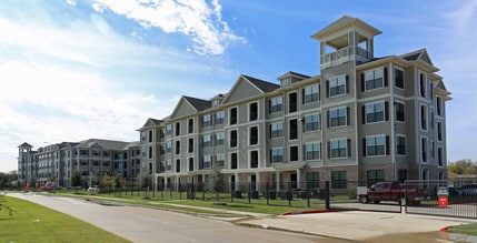 Nantucket at Fannin Station in Houston, TX - Foto de edificio - Building Photo
