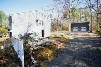 167 Arch Rd in Avon, CT - Foto de edificio - Building Photo