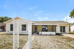 971 Winsome Rd in North Fort Myers, FL - Building Photo