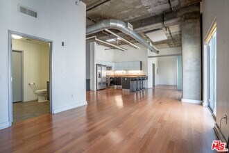 645 W 9th St, Unit 718 in Los Angeles, CA - Building Photo - Building Photo