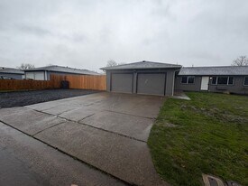 2910 Railroad St SE in Albany, OR - Building Photo