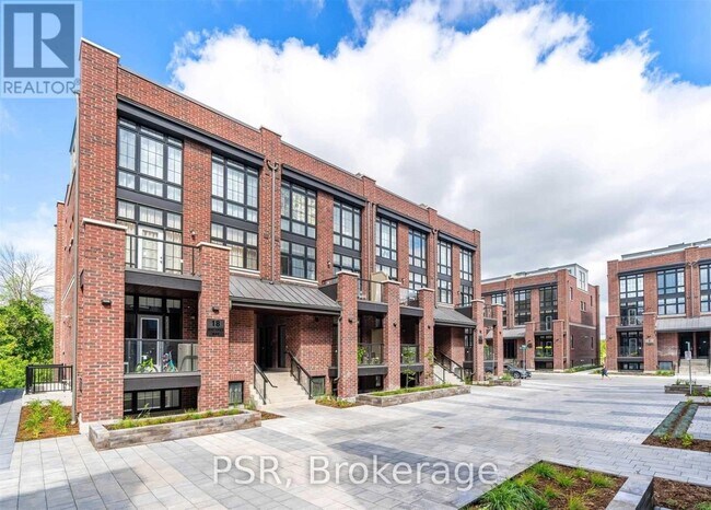 18 Whitaker Wy in Whitchurch-Stouffville, ON - Building Photo - Building Photo