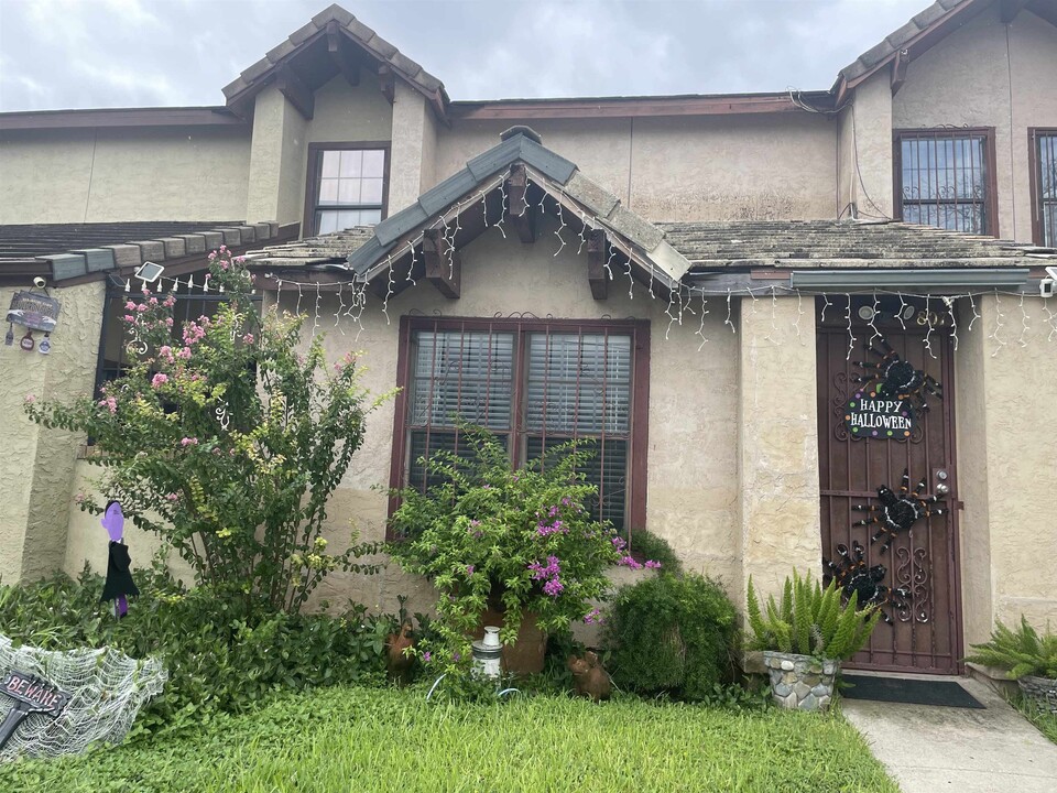 807 Northcreek Dr in Laredo, TX - Foto de edificio