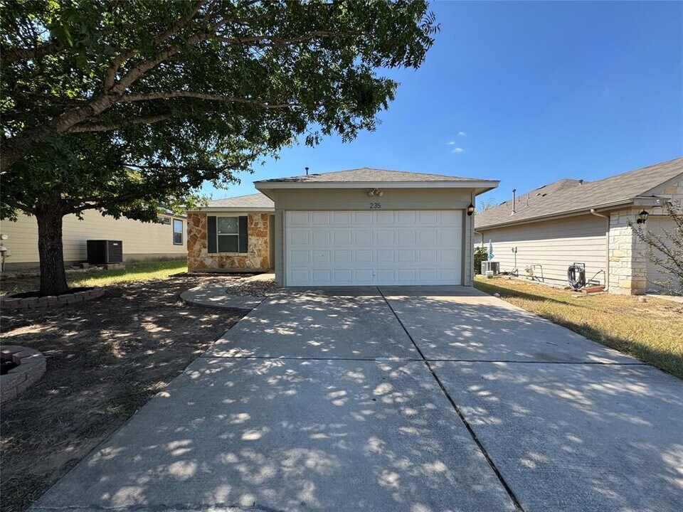 235 Tolcarne Dr in Hutto, TX - Building Photo