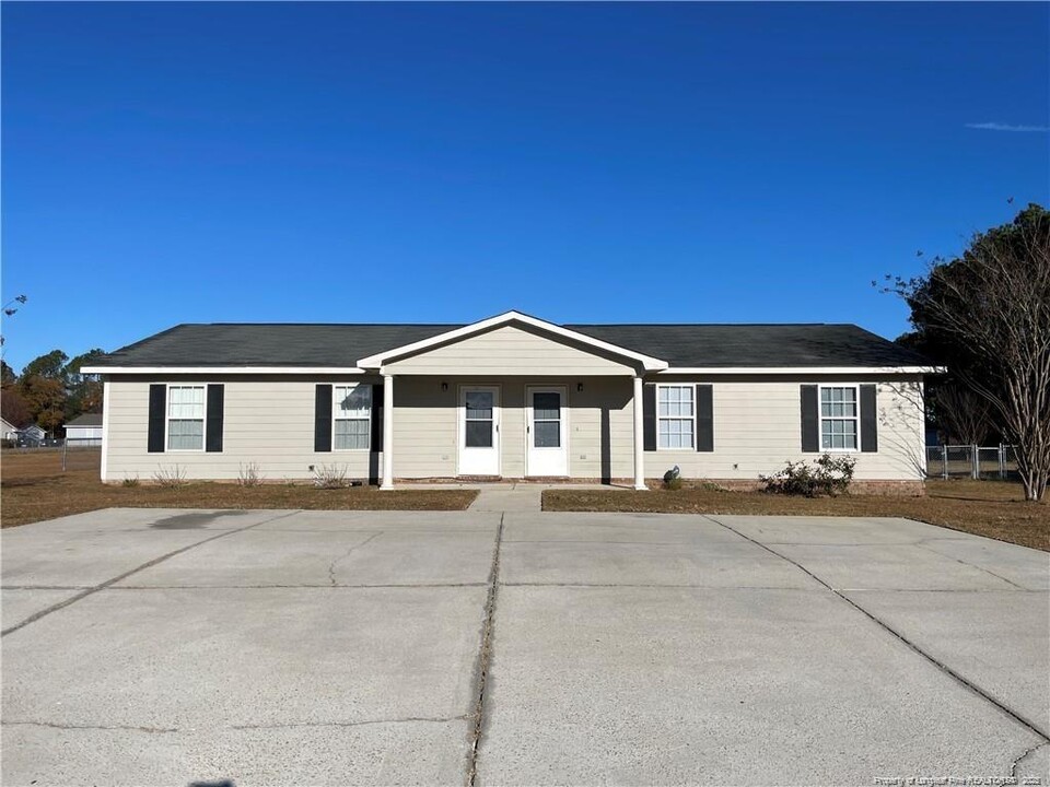 128 Centipede Ln in Raeford, NC - Building Photo