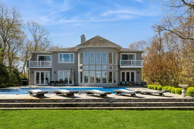 48 Red Cedar Point Rd in Hampton Bays, NY - Building Photo - Building Photo