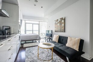 13 York St in Toronto, ON - Building Photo