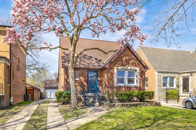 property at 5632 S Natoma Ave