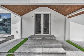 394 SE 5th Ave in Delray Beach, FL - Foto de edificio - Building Photo