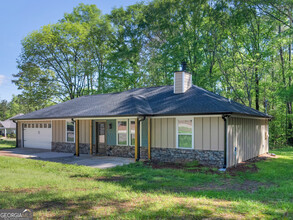 1687 Stark Rd in Jackson, GA - Foto de edificio - Building Photo