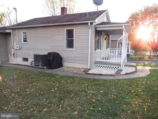 203 W 5th Ave in Ranson, WV - Foto de edificio - Building Photo