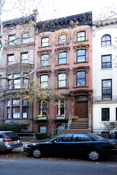 104 Pierrepont St in Brooklyn, NY - Building Photo