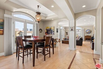 1540 S Bentley Ave, Unit 402 in Los Angeles, CA - Building Photo - Building Photo