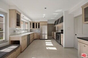450 Smithwood Dr in Beverly Hills, CA - Building Photo