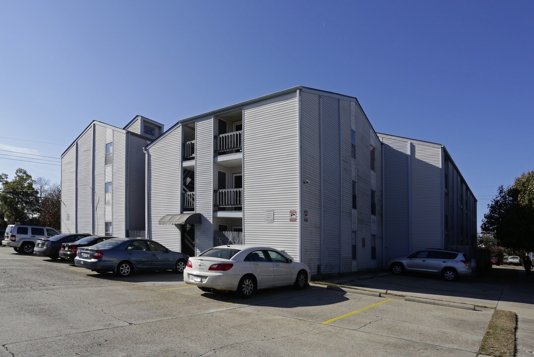 2201 Houma Blvd in Metairie, LA - Building Photo