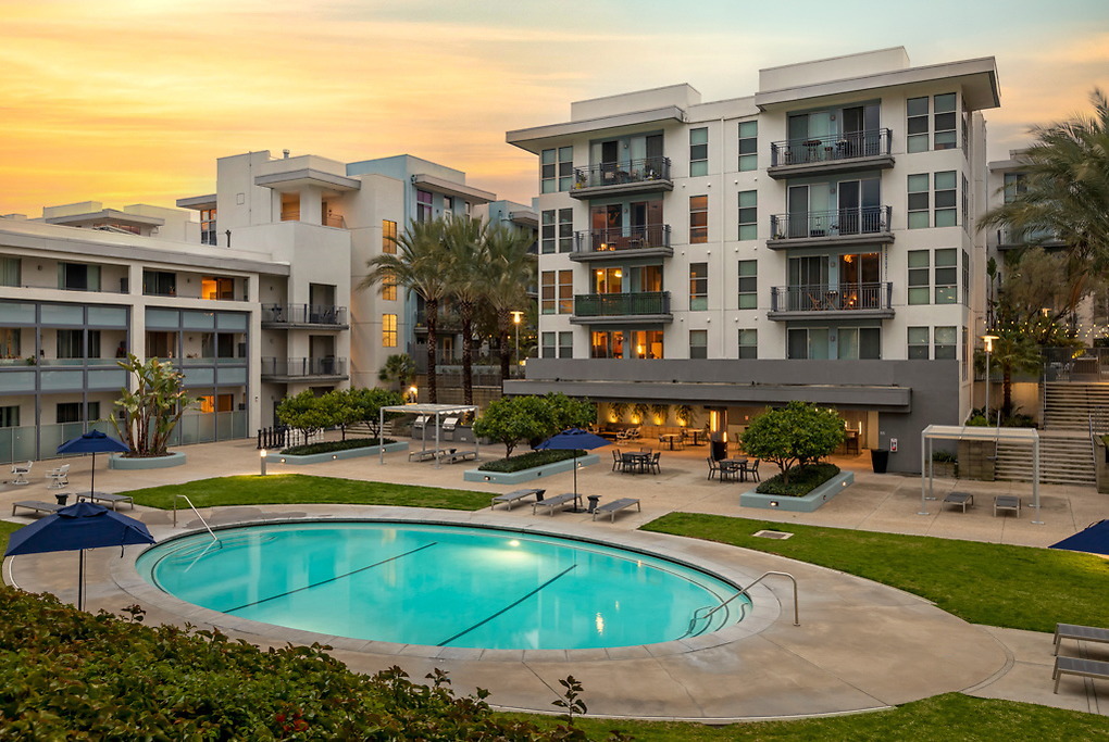 The Stuart at Sierra Madre Villa in Pasadena, CA - Foto de edificio