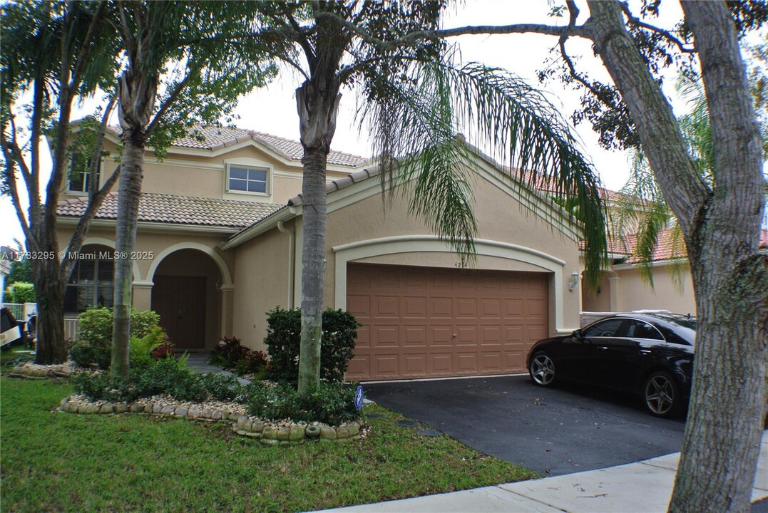 4214 Sabal Ridge Cir in Weston, FL - Building Photo