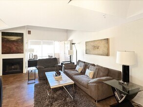 1211 N Miller Rd in Scottsdale, AZ - Foto de edificio - Building Photo