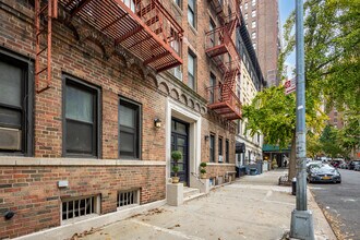 325 W 71st St in New York, NY - Building Photo - Building Photo