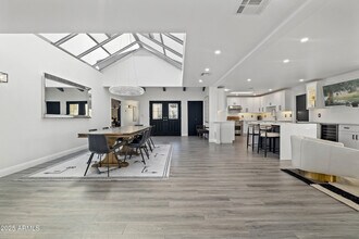 7322 E Sierra Vista Dr in Scottsdale, AZ - Building Photo - Building Photo