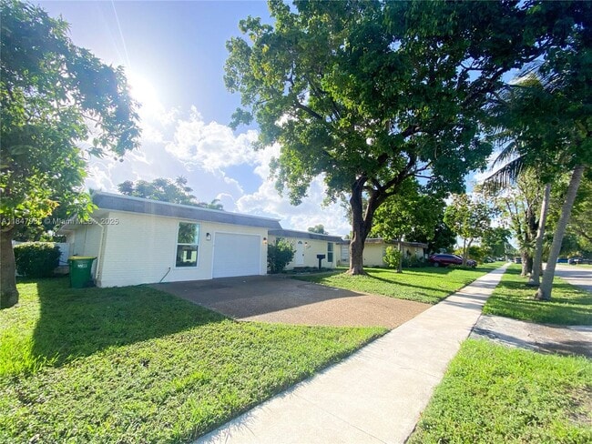 7805 NW 67th Ave in Tamarac, FL - Building Photo - Building Photo