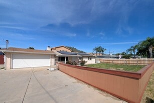 8024 Tone Ln in El Cajon, CA - Building Photo