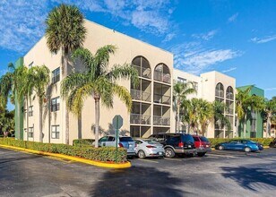 17350 NW 68th Ave, Unit 400-102A in Hialeah, FL - Foto de edificio - Building Photo