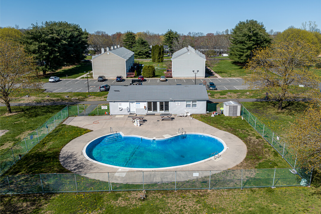 Granby Village Condominiums in East Granby, CT - Foto de edificio