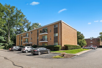 Hillcrest Apartments in Munroe Falls, OH - Building Photo - Building Photo