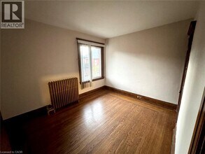 102 Eastbourne Ave in Hamilton, ON - Building Photo - Building Photo