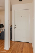 1301 N Hoyne Ave-Unit -Unit 2 in Chicago, IL - Building Photo - Building Photo