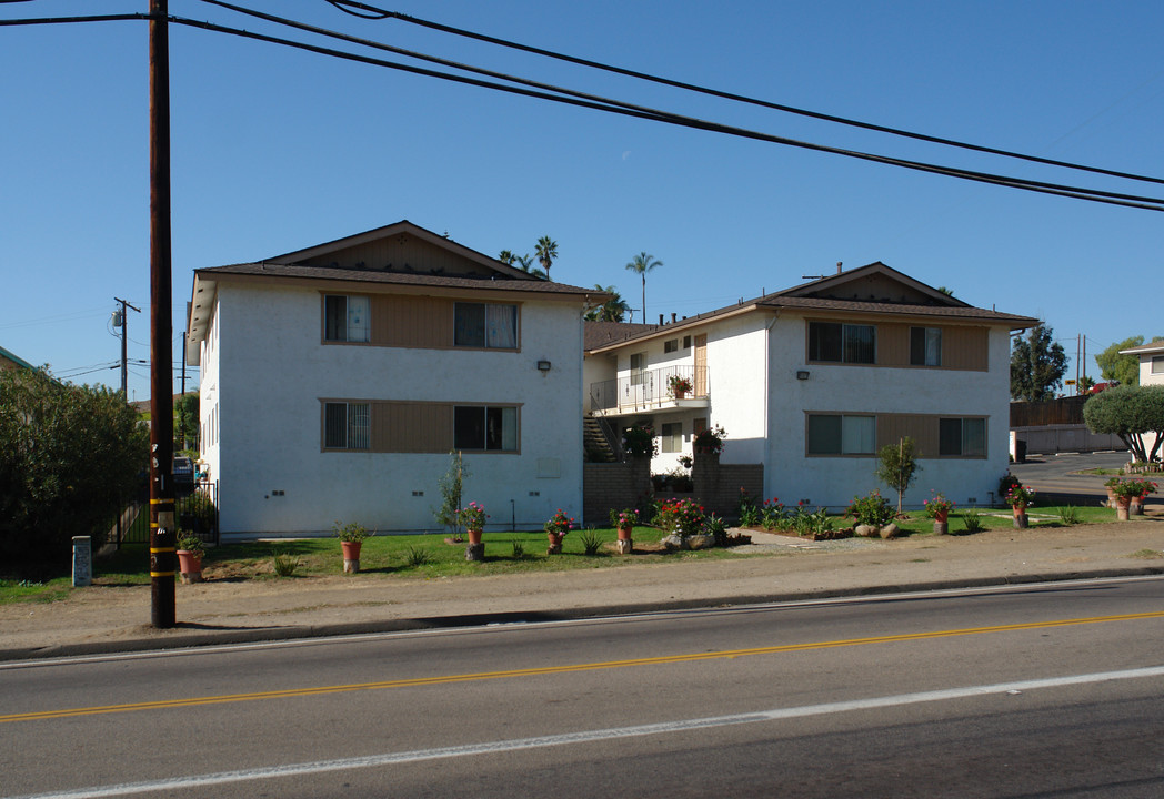 125 Palmyra Dr in Vista, CA - Foto de edificio